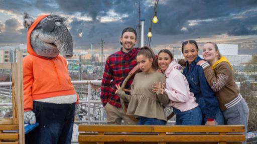 Rechte: KiKA/MingaMedia/Ron Bergmann Die TanzAlarm-Kids treffen Nilsen auf einem Schiff mitten in der Stadt.