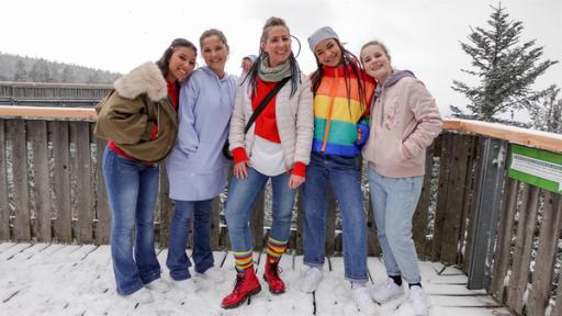 Rechte: KiKA/MingaMedia/Jana Aengenvoort Die TanzAlarm-Kids machen einen Ausflug mit Mai Cocopelli.