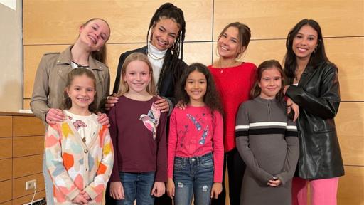 Rechte: KiKA/MingaMedia/Michael Gruber (Hintere Reihe von links): Larissa, Hannah, Käthe und Luna überraschen die neuen TanzAlarm-Kids (vordere Reihe von links): Nika, Viktoria, Laura und Sophia.