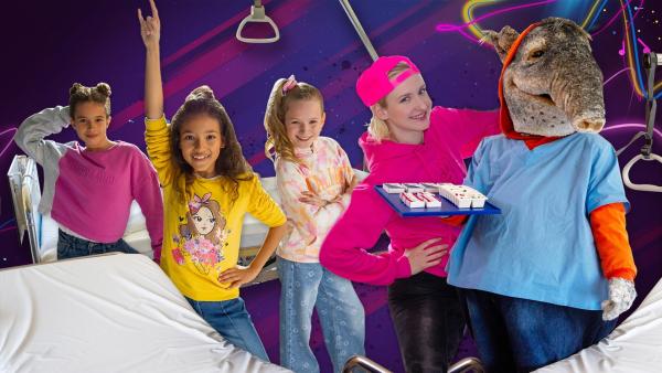 Laura, Viktoria und Sophia helfen TanzTapir beim Pakete austragen und treffen dabei auf Kindermusikerin Mai Cocopelli.