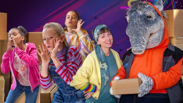 TanzTapir kommt als Paketbote ziemlich aus der Puste. Volker und Mai Cocopelli motivieren ihn bei der Arbeit mit ihren Songs. Als Tom dazustößt und mit anpacken möchte, verursacht er jedoch nur Chaos. Zum Glück helfen die TanzAlarm-Kids dabei, dass alle Pakete noch pünktlich ausgeliefert werden.