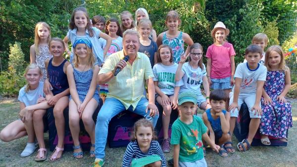 Volker Rosin feiert mit Alina, Kilian und ihren Freunden eine super Gartenparty.