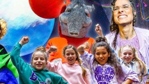 Rechte: KiKA/ZDF/Ron Bergmann Fotomontage: Links im Bild Tom Lehel mit einem grünem Alienkostüm. Die TanzAlarm-Kids in der Mitte mit geballter Faust in die Luft gestreckt. Hinter den TanzAlarm-Kids sind TanzTapir und Sukini.