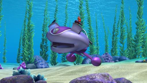 Rechte: KiKA Der violette Transport-Scooter Skid schwimmt träumend durch eine blaue Unterwasserwelt.