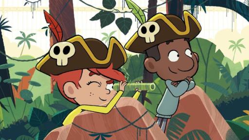 Der Spielverderber | Rechte: © Watch Next Media 2024 Taylor schaut durch ein Fernrohr. Daneben steht Tommy, der in die gleiche Richtung schaut. Beide lehnen an einem Felsen und tragen einen Piratenhut.