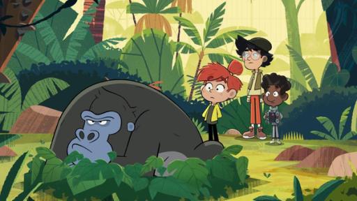  Der Gorilla Jack sitzt mit genervtem Gesicht zwischen Blättern am Boden. Hinter ihm stehen die drei Freunde Taylor, Tommy und Max mit fragenden Gesichtern. Jack dreht ihnen den Rücken zu.