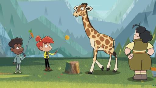 Taylor und Tommy stehen mit einem Trainingsstab in der Hand vor einer Giraffe. Ruth schaut ihnen zu.