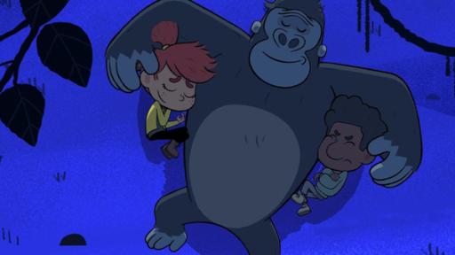 Eine Nacht im Dschungel | Rechte: © Watch Next Media 2024 Taylor und Tommy liegen rechts und links von Gorilla Jack behütet in seinen Armen auf dem Boden. Sie schlafen alle drei in der Nacht im Dschungel.