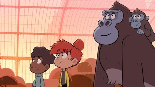 Zwei Gorillas sind keiner zu viel - Teil 2 | Rechte: © Watch Next Media 2024 Das kleine Gorillababy sitzt auf Jacks Rücken. Beide schauen lächelnd nach links, genau wie Tommy und Taylor.