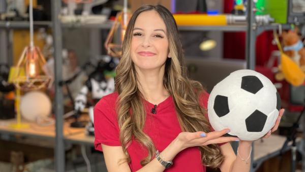 Soraya erklärt dir, was das „Hawkeye“ beim Fußball ist.