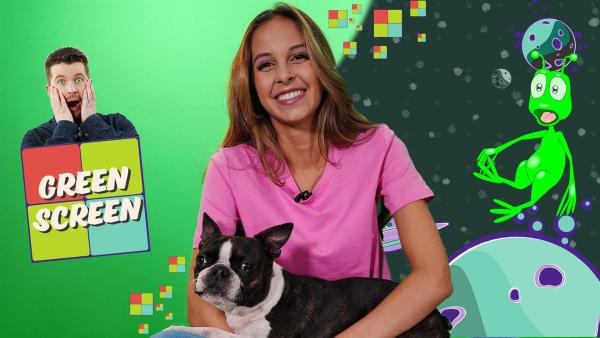Soraya und Filmhund Jimmy zeigen, wie ein Greenscreen funktioniert.