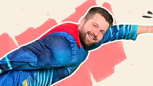 Rechte: KiKA Tim mit Superhelden-Kostüm in fliegender Superhelden-Pose vor einem buntem Hintergrund. Unten rechts in einem Textfeld die Frage: Warum mögen wir Heldinnen und Helden?