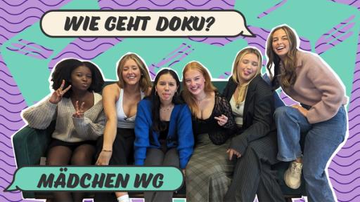 Rechte: KiKA Auf einem grünen Sofa sitzen die Mädchen aus der Sendung „Mädchen-WG“. Ganz rechts sitzt Soraya. Alle lachen. Über den Mädchen und Soraya ist eine Tafel mit der der Frage: Wie geht Doku?