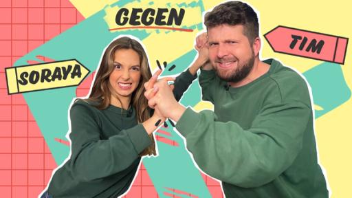 Rechte: KiKA Soraya und Tim stehen sich rangelnd gegenüber. Ihr Hände sind verschränkt, sie schauen grimmig in die Kamera. Auf kleinen Grafiken neben ihren Köpfen die Wörter Soraya gegen Tim.