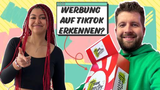 Rechte: KiKA Links steht TikTokerin tabeajoanna. Rechts steht Tim mit einer roten Frühstücksflockenpackung in der Hand. Zwischen den beiden ist etwas oberhalb eine Tafel mit dem Text: Werbung auf TikTok erkennen?