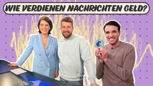 Rechte: KiKA Sprecherin der tagesschau Susanne Daubner, Tim und Sherif, der Moderator von „logo!“ stehen nebeneinander. Oben ein Textfeld mit der Frage „Wie verdienen Nachrichten Geld?“.