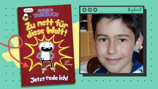Timster Buchtester Raphael sitzt mit dem Buch "Ruperts Tagebuch - Zu nett für diese Welt!" auf einer Couch.