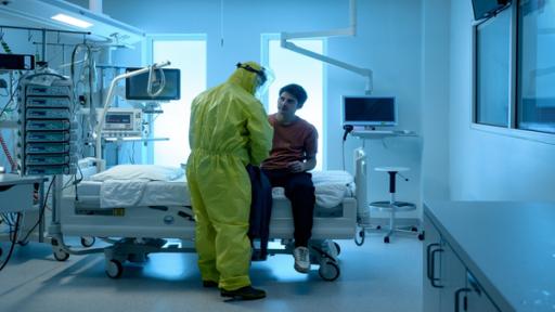 Die Wahrheit | Rechte: Maarten de Bouw Hat sich Adam mit dem gefährlichen Virus infiziert? In der Klinik wird er untersucht.