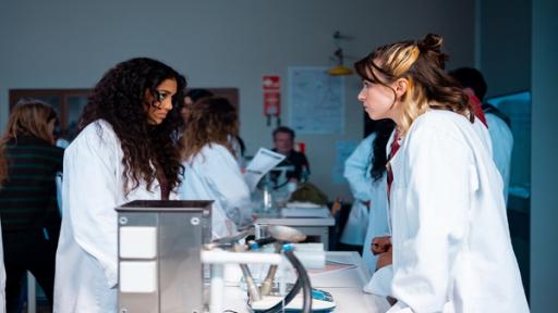Ein Fingerabdruck | Rechte: KIKA Hawa und Bilo machen ein Experiment im Chemieunterricht. Sie tragen weiße Kittel und haben einen Versuchsaufbau vor sich.