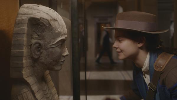 Theodosia (Eloise Little) begrüßt die lieb gewordenen Ausstellungsstücke in ihrem Zuhause- dem Museum für Legenden und Artefakte.