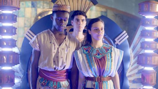 Will, Theodosia und Darius tragen ägyptische Kleidungsstücke. Sie befinden sich in einem Raum des Palastes.
