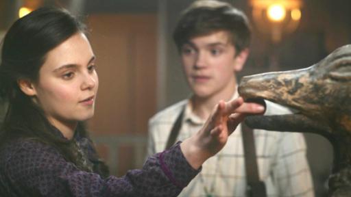 Der Klang der Magie | Rechte: 2022 Cottonwood Media – ZDF – ZDF Studios Im Keller des Museums suchen Theo (Eloise Little) und ihr Bruder Henry (Frankie Minchella) nach etwas Magischem. Theo hat es gefunden: der Stein in Form eines Balles, der im Maul der steinerne Anubis-Statue steckt. Sie greift vorsichtig danach.