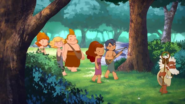 Aron führt die Kinder in den Wald. Hier müssen sie übernachten und alleine zurück ins Dorf finden.  
