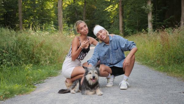 Lisa und Lena mit Rettungshund Vikky