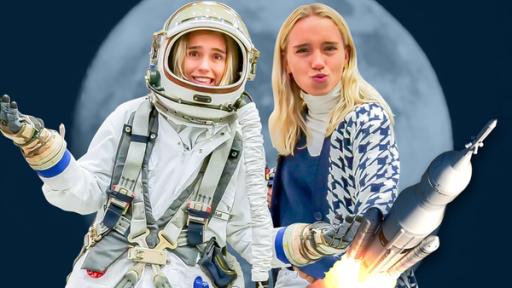 Abflug ins All | Rechte: SWR Abflug ins All, Lena im Astronautenanzug und Lisa mit Rakete im Weltall
