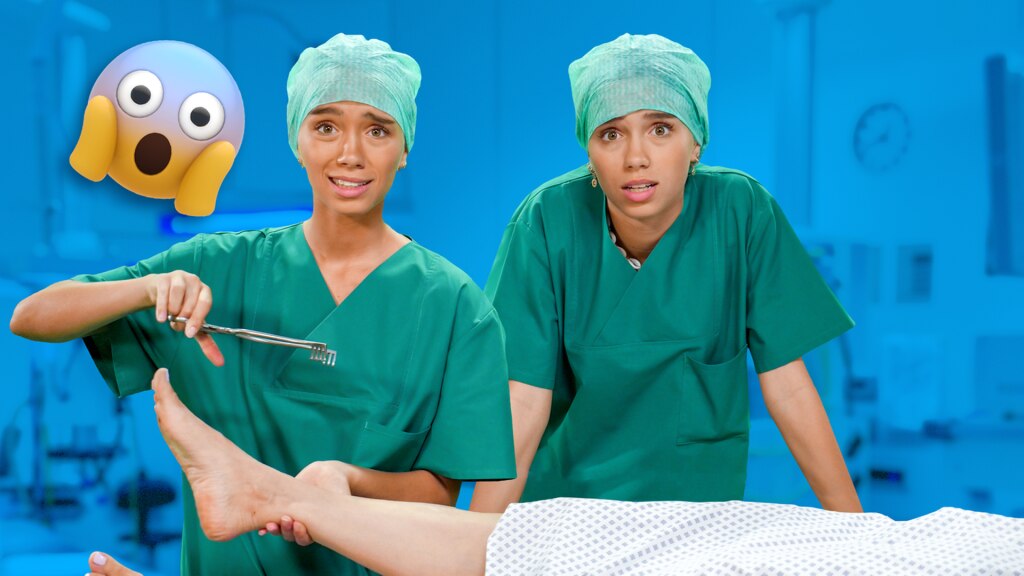 Lisa und Lena bei einer OP, Lisa und Lena in grünem Kittel und OP-Haube bei einer Operation
