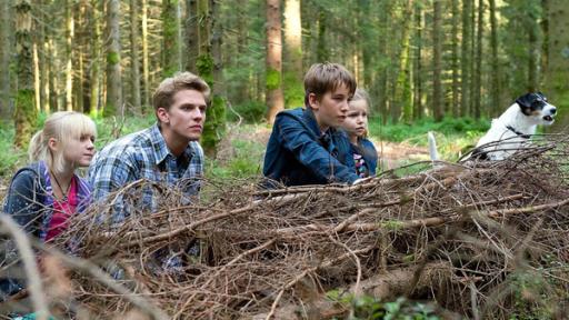 Kinder verstecken sich mit Hund im Wald | Rechte: SWR Kinder verstecken sich mit Hund im Wald
