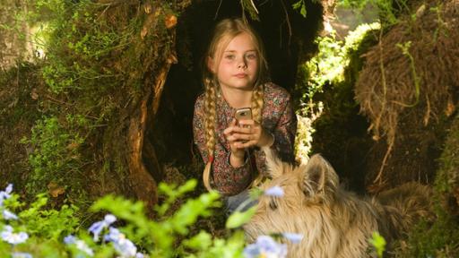 Ein Mädchen im Wald mit einem Hund | Rechte: SWR Ein Mädchen im Wald mit einem Hund