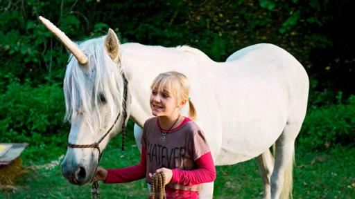 Nelly mit einem Einhorn | Rechte: SWR Nelly mit einem Einhorn
