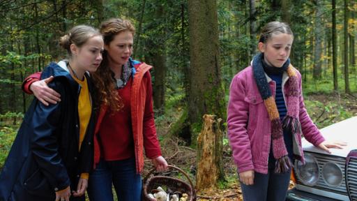 Paulina, Maria und Lucy blicken auf den Unfallort | Rechte: SWR Paulina, Maria und Lucy blicken auf den Unfallort