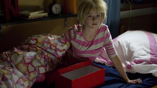 Blondes Mädchen sitzt zerzaust im Bett, vor sich ein leerer Schuhkarton | Rechte: SWR Blondes Mädchen sitzt zerzaust im Bett, vor sich ein leerer Schuhkarton