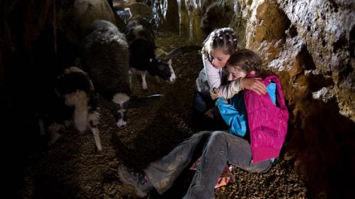 Zwei Mädchen sind in einer Höhle eingeschlossen | Rechte: SWR Zwei Mädchen sind in einer Höhle eingeschlossen