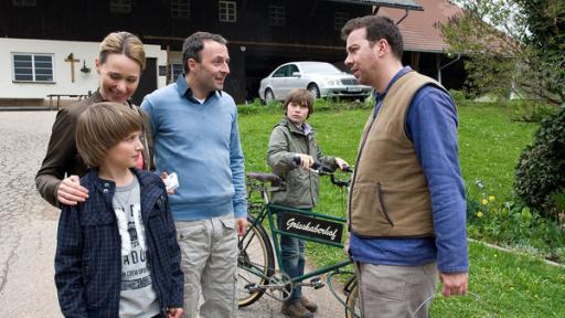 eine Familie unterhält sich mit einem Mann | Rechte: SWR eine Familie unterhält sich mit einem Mann