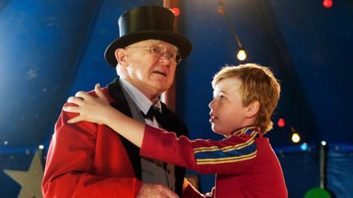 Darsteller der SerieTiere bis unters Dach: Tim mit seinem Opa im Zirkus | Rechte: SWR Darsteller der SerieTiere bis unters Dach: Tim mit seinem Opa im Zirkus