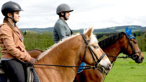 Zwei Reiter, ein junges Mädchen und ein Mann, sitzen auf ihren Pferden und schauen in die Landschaft. | Rechte: SWR Zwei Reiter, ein junges Mädchen und ein Mann, sitzen auf ihren Pferden und schauen in die Landschaft.