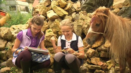 Zwei Mädchen mit einem Pony | Rechte: SWR Zwei Mädchen mit einem Pony