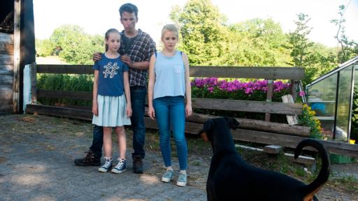 Ein Dobermann bedroht Paulina, Pawel und Nelly | Rechte: SWR Ein Dobermann bedroht Paulina, Pawel und Nelly