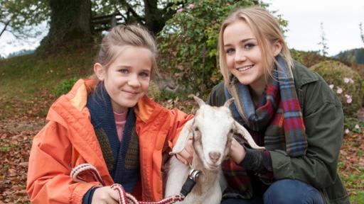 Lucy und Nelly aus der Serie "Tiere bis unters Dach" mit Ziege Flecki | Rechte: SWR Lucy und Nelly aus der Serie "Tiere bis unters Dach" mit Ziege Flecki