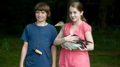 Greta und Jonas mit einer Gans | Rechte: SWR Greta und Jonas mit einer Gans