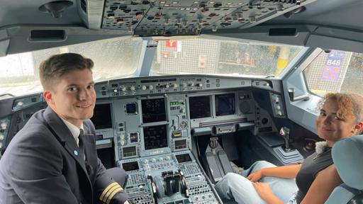 Filipa mit Pilot Pascal Schmidt im Cockpit eines Flugzeugs