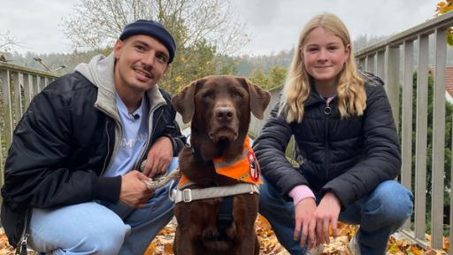 Tigerenten-Reporterin Jule mit Niko und seinem Blindenhund Orlando