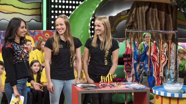 Marlene Bojer und Daniela Reinhardt stellen Synchronschwimmen vor.