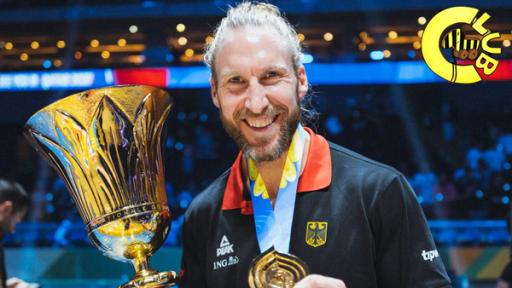 Arne Greskowiak mit dem Goldpokal