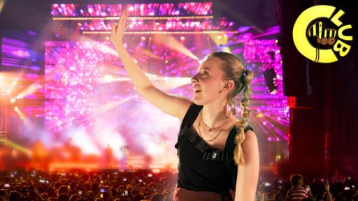 Deaf Performance von Cindy Klink bei einem Konzert