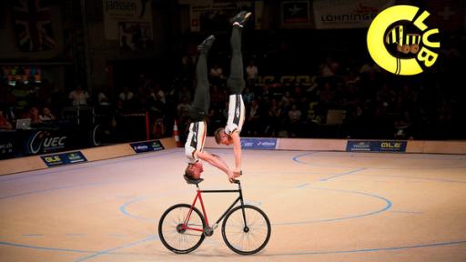 Jonas Mächtig und Simon Riedinger machen zu zweit Handstand auf einem Kunstrad