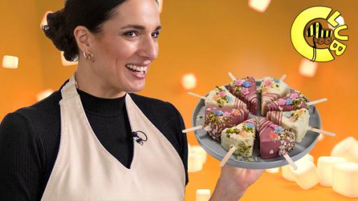 Backen mit Social Media-Star Sally! | Rechte: Saliha Öczan Sally n Sallys Welt mit schön dekorierte Kuchenstücken am Stielvo